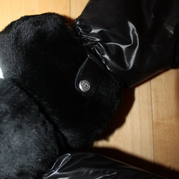 NWT UGG WOMEN'S BLACK WINTER MITTENS - Picture 3 of 5